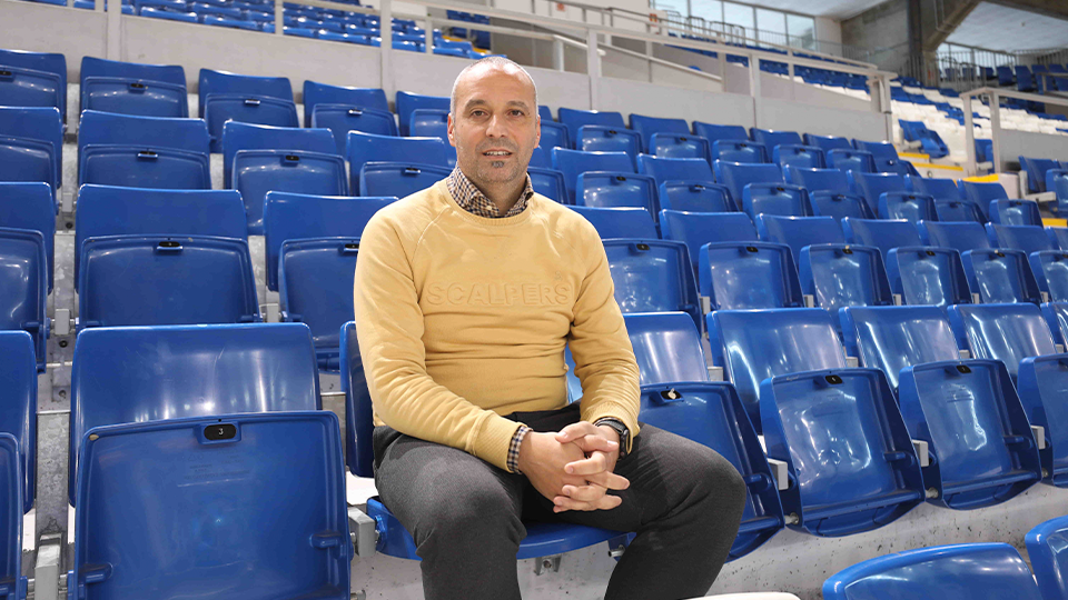 Antonio Vadillo, técnico de Mallorca Palma Futsal, posa en las gradas de Son Moix