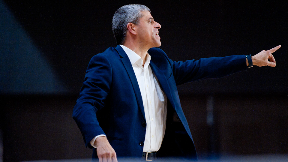 Xavi Closas, entrenador de Industrias Santa Coloma, dando indicaciones a sus jugadores