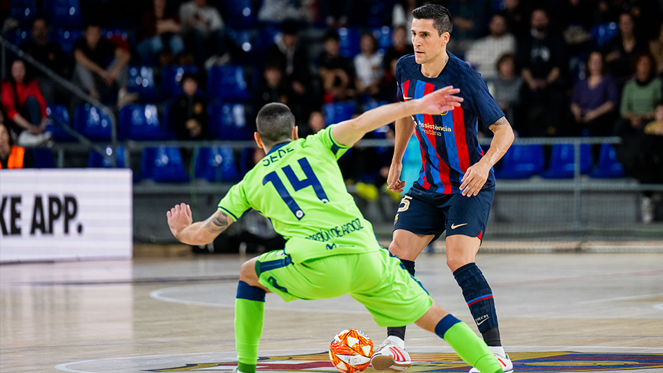 Ortiz, jugador del Barça, ante Sepe, de Inter FS.