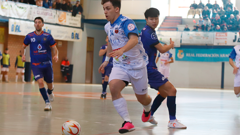 Marcos, de Sala 10, conduce la pelota ante la defensa de Shunta y Tabuenca, de Full Energía Zaragoza