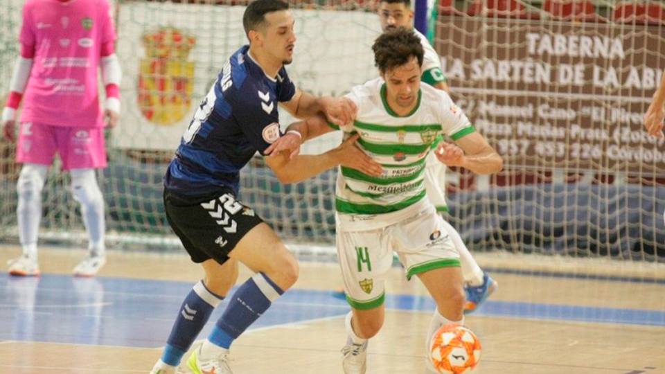 Piqueras, de Real Betis Futsal, y Del Moral, de Córdoba Patrimonio, peleando por el esférico