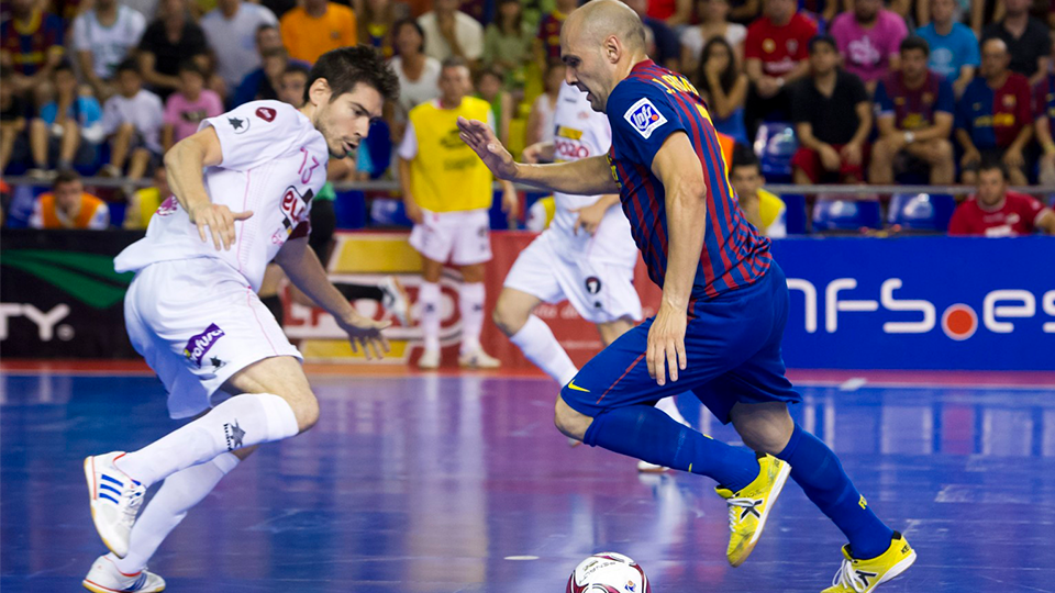 Javi Rodríguez, en su etapa como jugador del Barça, frente a Kike Boned, leyenda de ElPozo Murcia, en la final de Liga de 2012