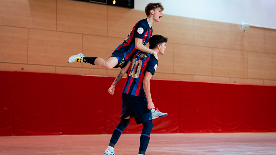 Marc Puigvert, subido a hombres de Campàs, celebra un gol del Barça Atlètic