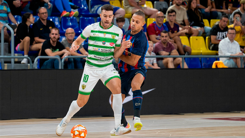 Alberto Saura, de Córdoba Patrimonio, pelea con Ferrao, del Barça, Máximo Goleador de la temporada pasada