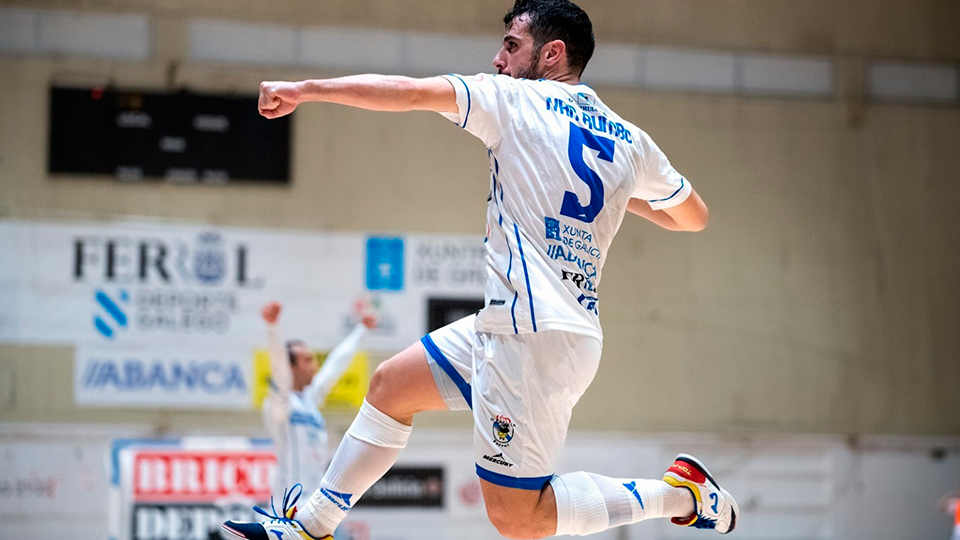 Iván Rumbo, jugador de O Parrulo Ferrol, celebra un gol ante su público (Foto: Ismael Miján)