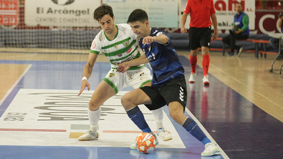 Raúl Jiménez, jugador del Real Betis Futsal, protege el balón ante Pablo del Moral, del Córdoba Patrimonio.