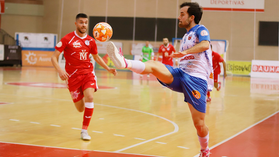 Richi Felipe, jugador de Sala 10 Zaragoza, contra el esférico en el partido contra Sala 5 Martorell