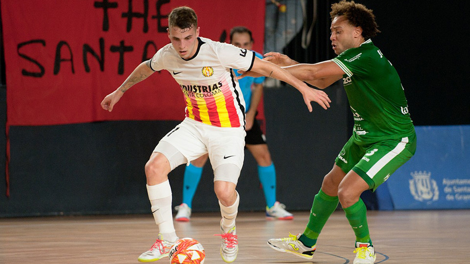 Rufino, de Industrias Santa Coloma, conduce el balón ante Juninho, de Xota FS