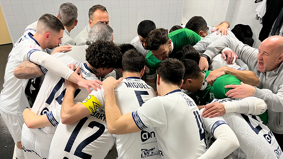 Jugadores y cuerpo técnico del BeSoccer CD UMA Antequera se conjuran antes de un partido.
