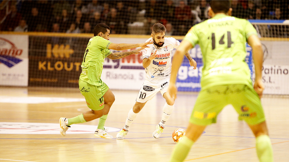 Edu Jabá, jugador de Noia Portus Apostoli, ante Cleber, del Mallorca Palma Futsal