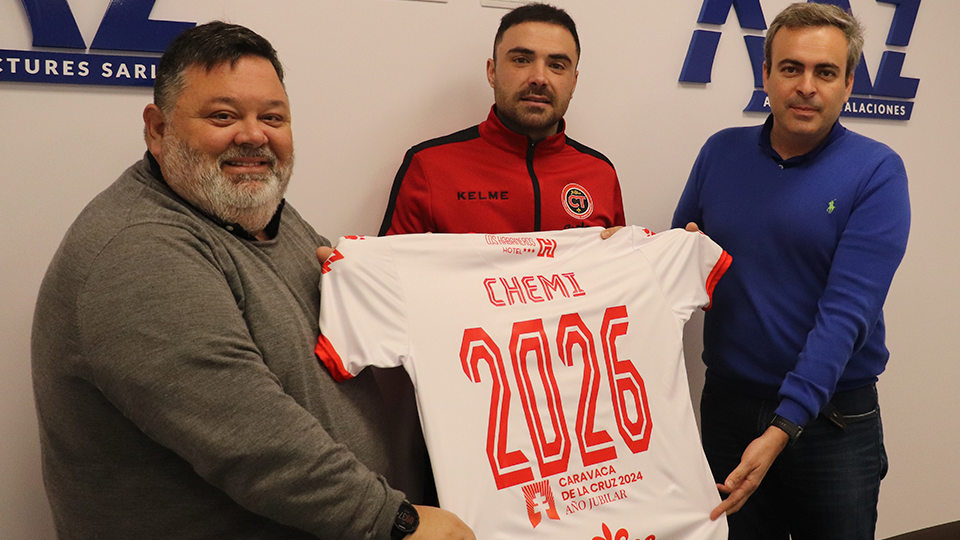 Chemi, portero de Jimbee Cartagena, posa con la camiseta de su renovación junto al presidente, Miguel Ángel Jiménez Bosque