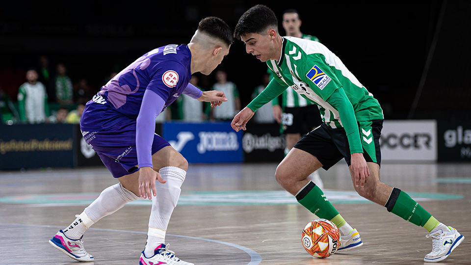 Raúl Jiménez, jugador de Real Betis Futsal, encara a Álex Viana, de Córdoba Patrimonio