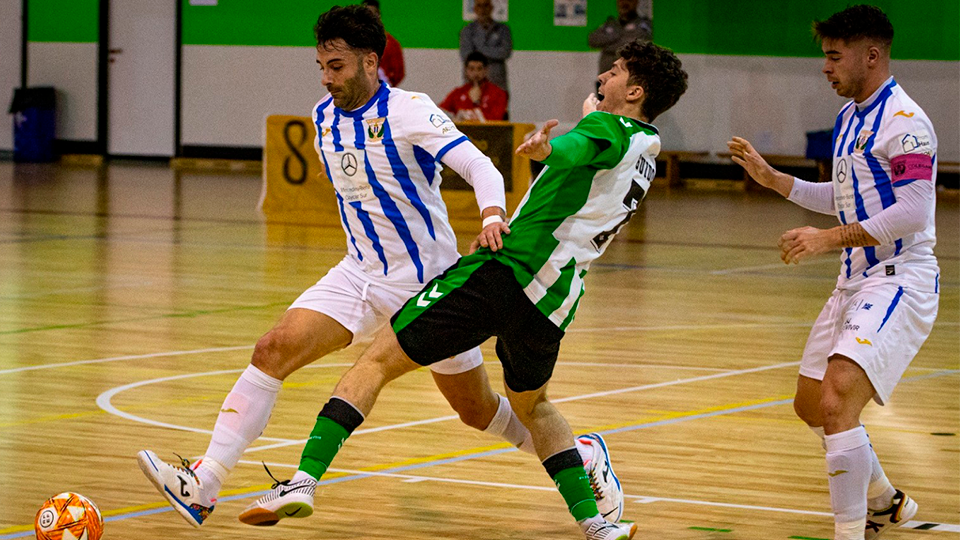 Pablo Ibarra, de CD Leganés, se anticipa a Guido, de Real Betis Futsal