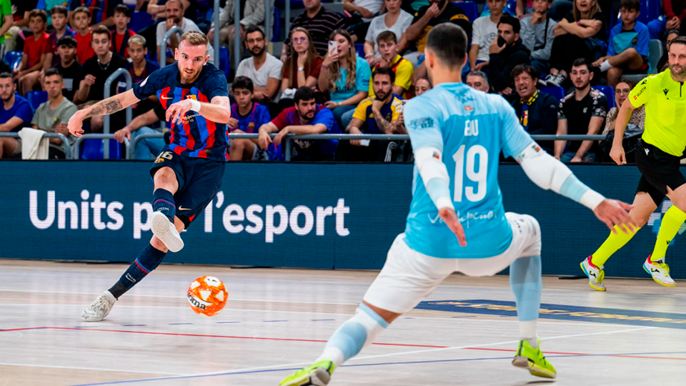 Sergio González, jugador del Barça, dispara a puerta ante Edu Sousa, portero de Viña Albali Valdepeñas