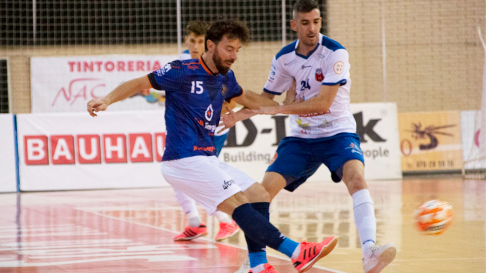 Nano Modrego, jugador de Full Energía Zaragoza, chuta ante Adri Ortego, de Sala 10