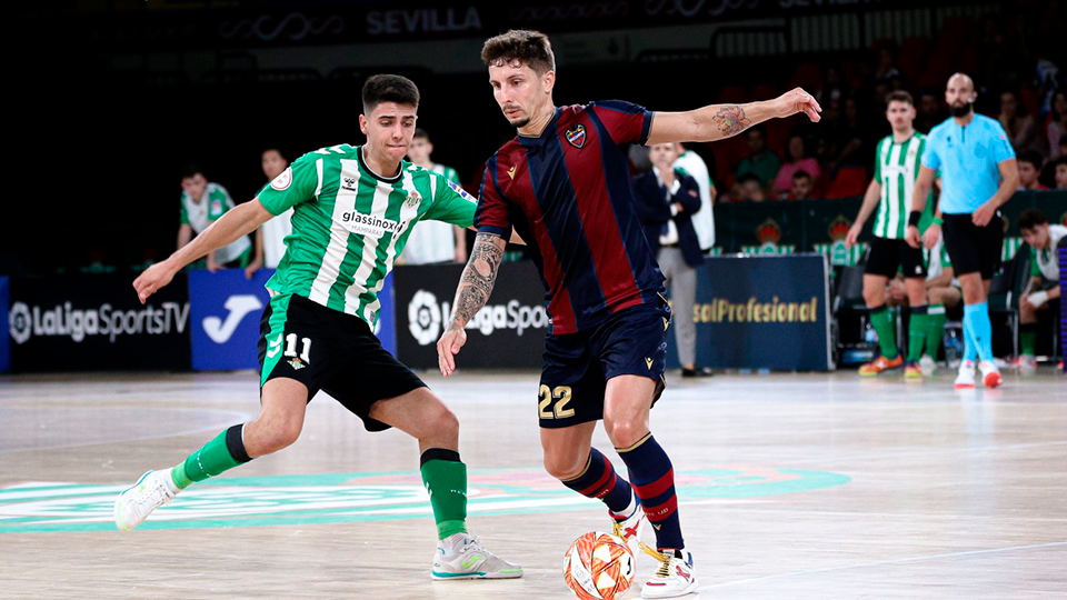 Raúl Jiménez, de Real Betis Futsal, defiende a Jamur, jugador de Levante UD FS
