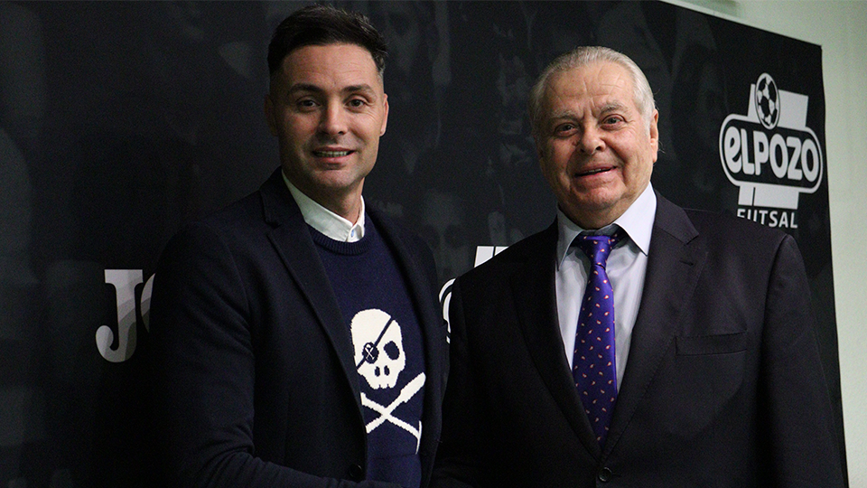 Juanjo Angosto, portero de ElPozo Murcia Costa Cálida, acompañado del presidente, José Antonio Bolarín