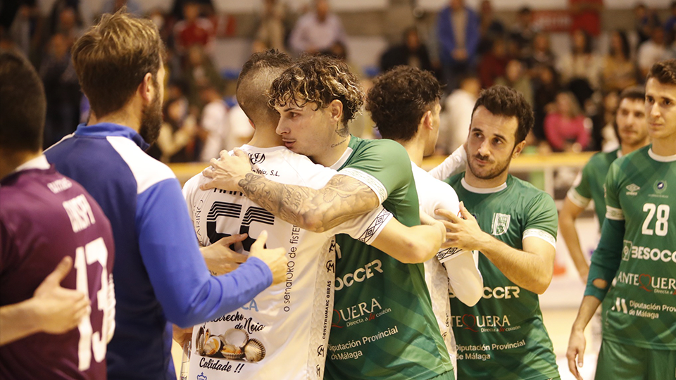 Los jugadores de BeSoccer CD UMA Antequera y Noia Portus Apostoli se saludan tras un encuentro.