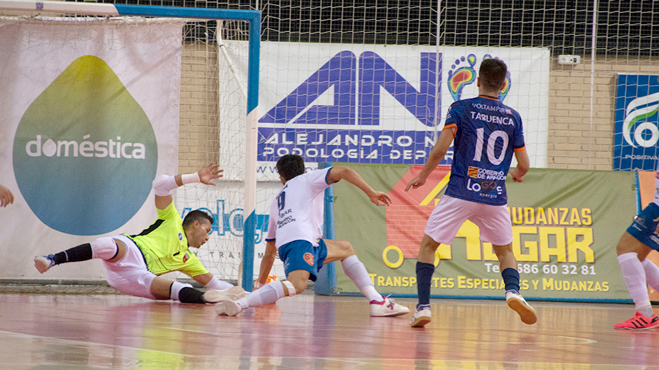 Dani Álvarez, portero del AD Sala 10, reacciona ante el disparo de Tabuenca, del Full Energía Zaragoza