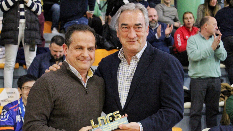 Javier Lozano, presidente de la LNFS, entrega a Alberto Meseguer, su homologo del Full Energía Zaragoza, el Trofeo BeSoccer al Equipo Más Deportivo de Segunda División en la Temporada 2021/22 (Fotografía: Adriana Fuste)