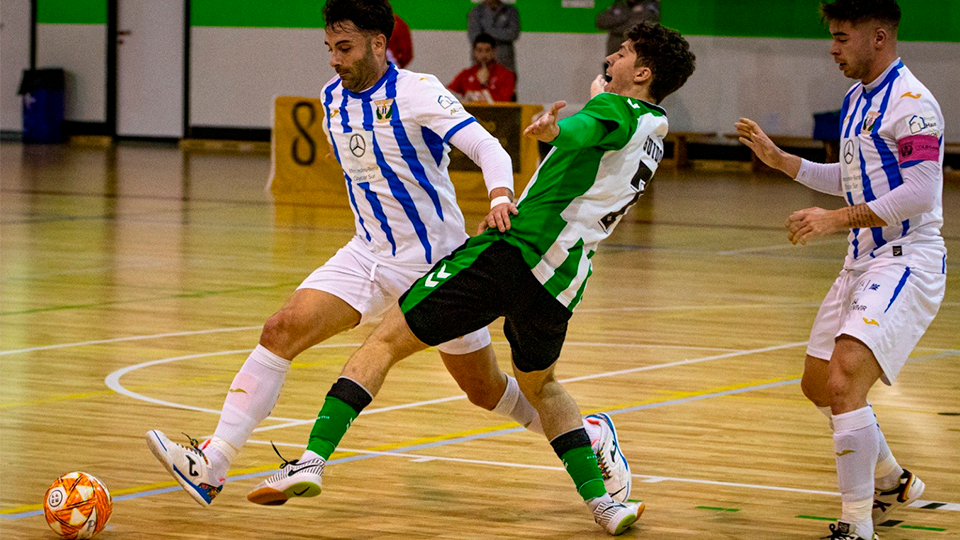 Ibarra, de CD Leganés, disputando un balón con Guido, de Real Betis Futsal B