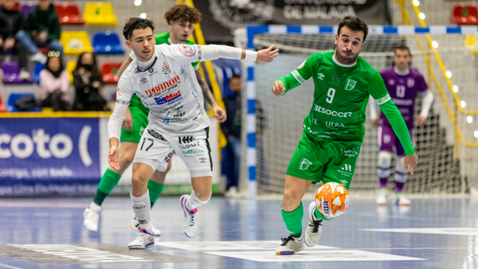 Pirata, jugador de Noia Portus Apostoli, y Dani Ramos, de BeSoccer CD UMA Antequera