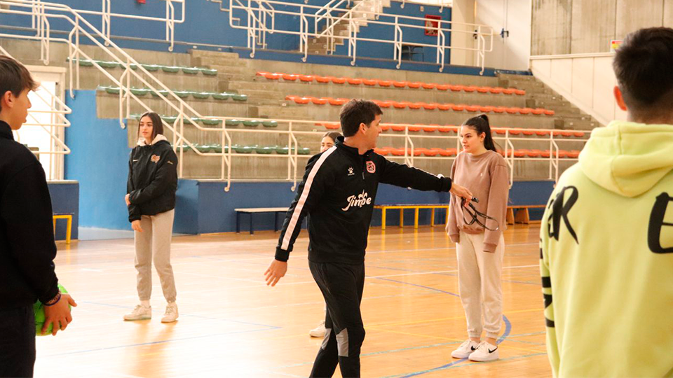 Duda, entrenador de Jimbee Cartagena, en la visita al Colegio Maristas
