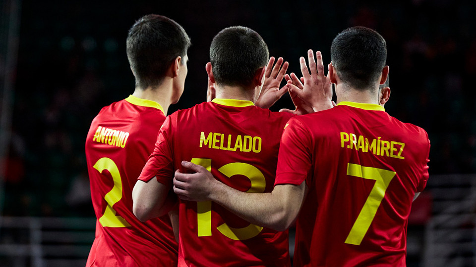 Antonio Pérez, Mellado y Pablo Ramírez celebran un gol de la Selección española