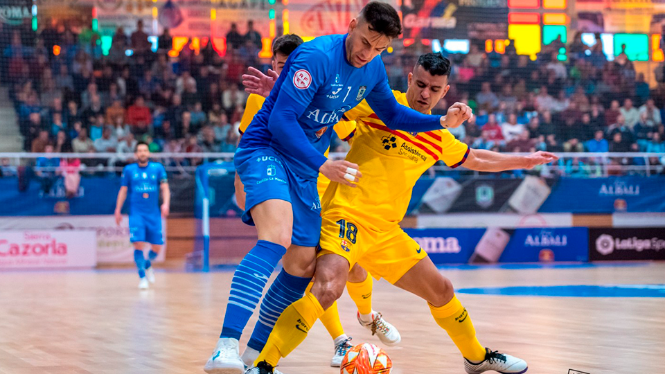 Pol Pacheco, jugador de Viña Albali Valdepeñas, en un duelo con Marcenio, del Barça
