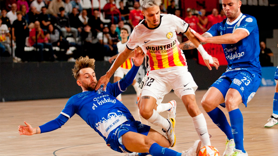 Khalid, jugador de Industrias Santa Coloma, recibe la entrada de Álvaro López, de Quesos El Hidalgo Manzanares