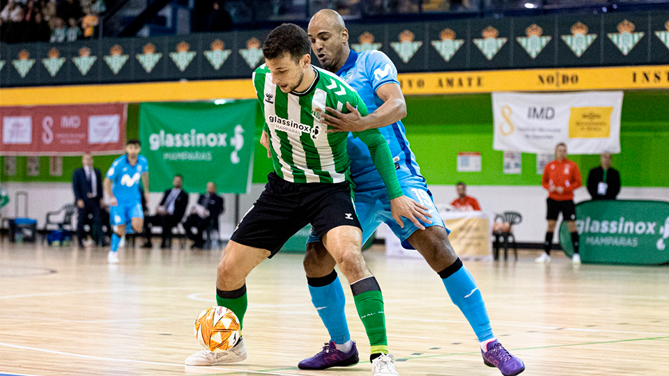 Eric Pérez, jugador del Real Betis Futsal, protege el balón ante Fits
