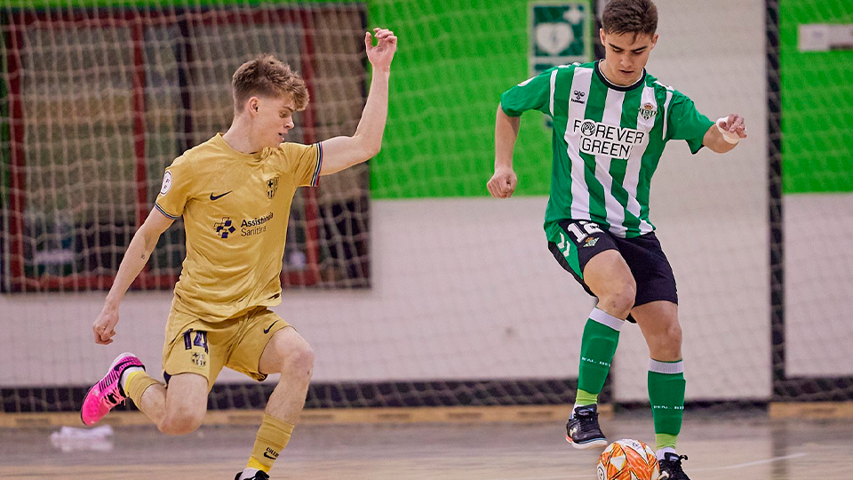 Pablo Muñoz, jugador de Real Betis Futsal B, pisa la pelota ante Puigvert, del Barça Atlètic