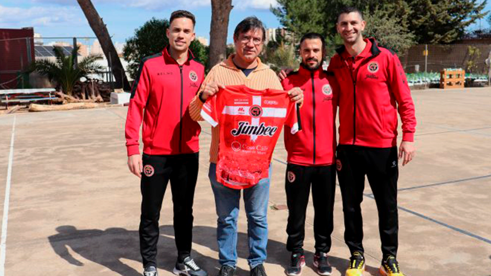 Jesús Izquierdo, Juanpi y Raúl Jerez, en la visita al CEIP Concepción