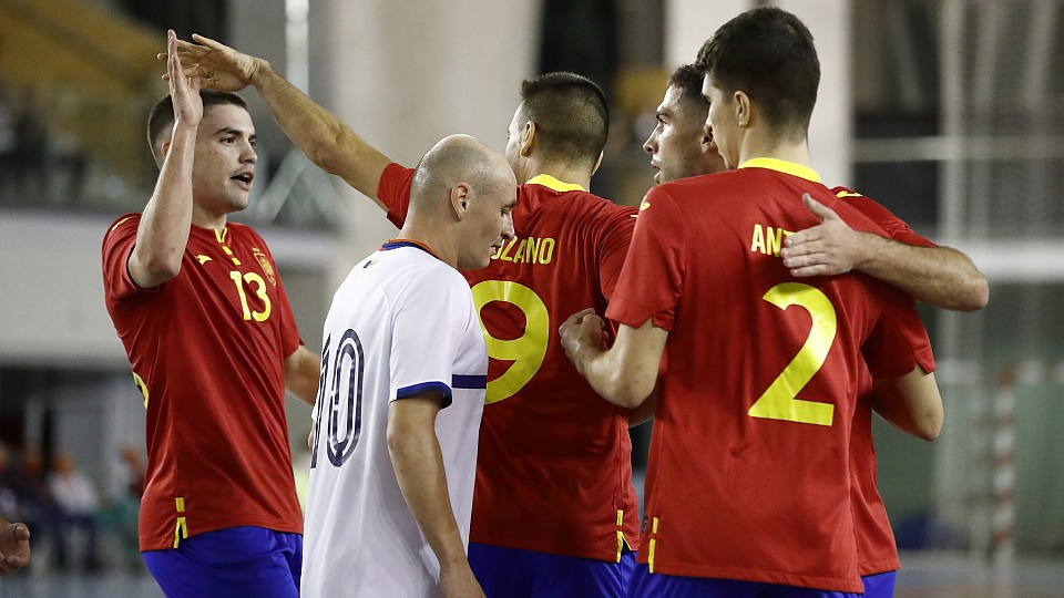 Mellado, Sergio Lozano, Pablo Ramírez y Antonio Pérez celebran un gol de España ante Moldavia