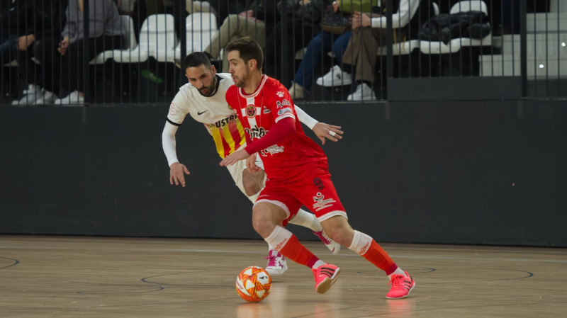 Bebe, jugador de Jimbee Cartagena, protege la pelota en la última jornada contra Industrias Santa Coloma