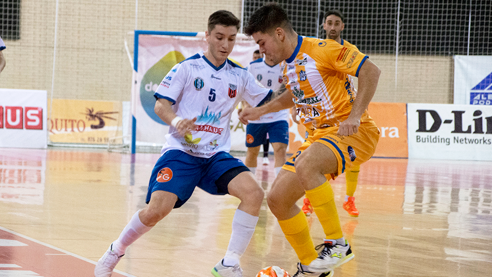 Brian Niebla, jugador del Atlético Benavente, ante Mateo Flores, del AD Sala 10.