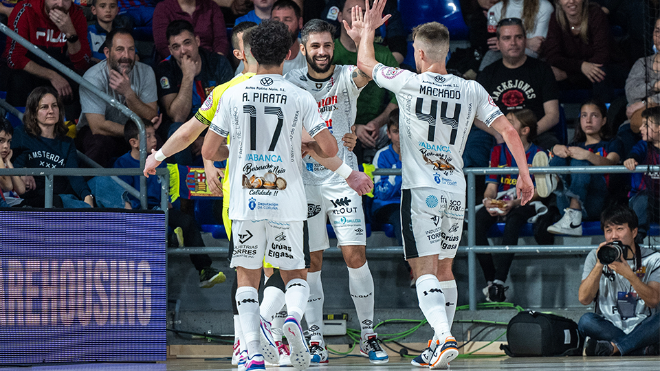 Edu Jabá celebra con sus compañeros un gol de Noia Portus Apostoli