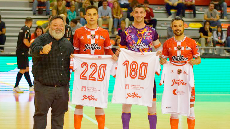 Jesús Izquierdo, Raúl Jerez y Juanpi, acompañados del presidente de Jimbee Cartagena, Miguel Ángel Jiménez Bosque