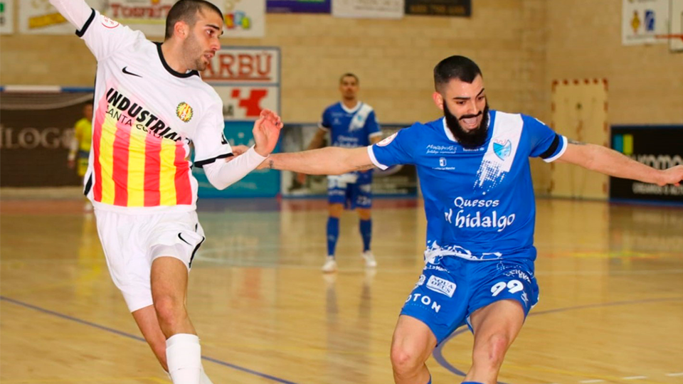 Uri Santos, de Industrias Santa Coloma, y Juan Emilio, de Quesos El Hidalgo Manzanares, en el partido de la Jornada 22