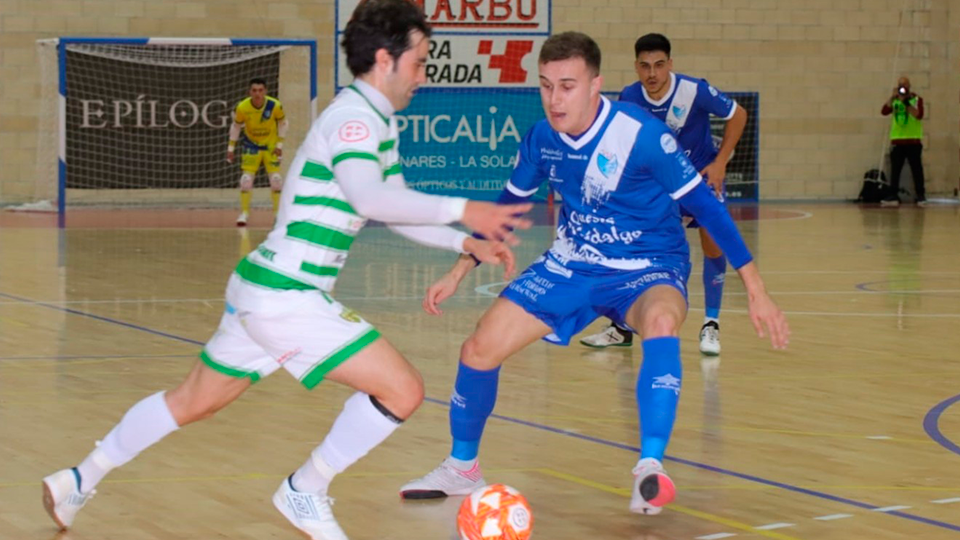 Pablo del Moral, jugador de Córdoba Patrimonio, conduce la pelota ante Daniel, de Quesos El Hidalgo Manzanares