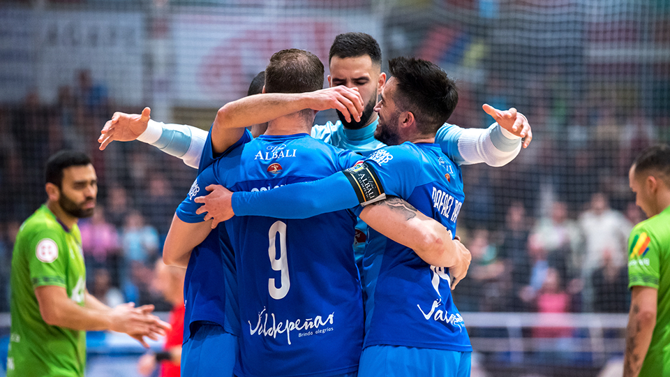 Los jugadores de Viña Albali Valdepeñas celebran un tanto.