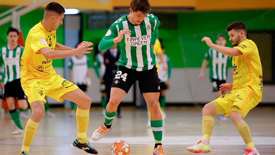 Cendán, rodeado por dos jugadores de Peñíscola FS