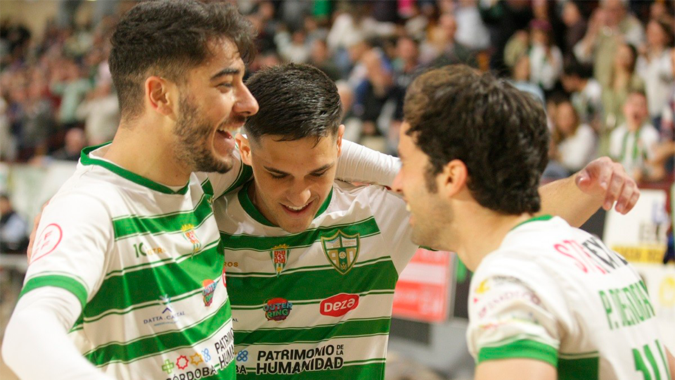 Los jugadores de Córdoba Patrimonio celebran el triunfo contra Quesos El Hidalgo Manzanares