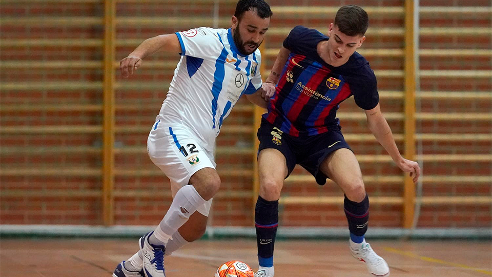 Hicham, jugador de CD Leganés, ante Albert Ortas, de Barça Atlètic