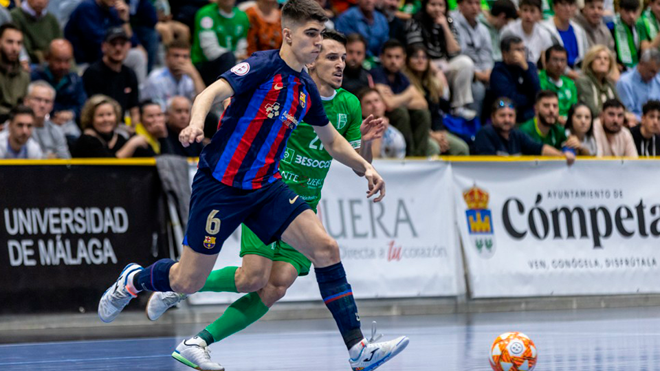 Antonio Pérez, jugador del Barça, conduce el esférico en el partido contra BeSoccer CD UMA Antequera