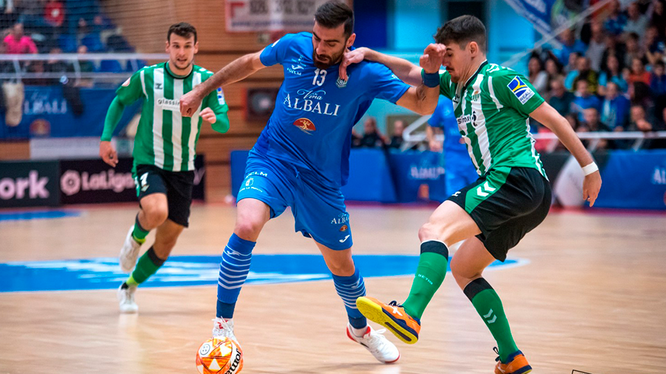 Abbasi, jugador de Viña Albali Valdepeñas, controla la pelota ante la defensa de Charly, de Real Betis Futsal