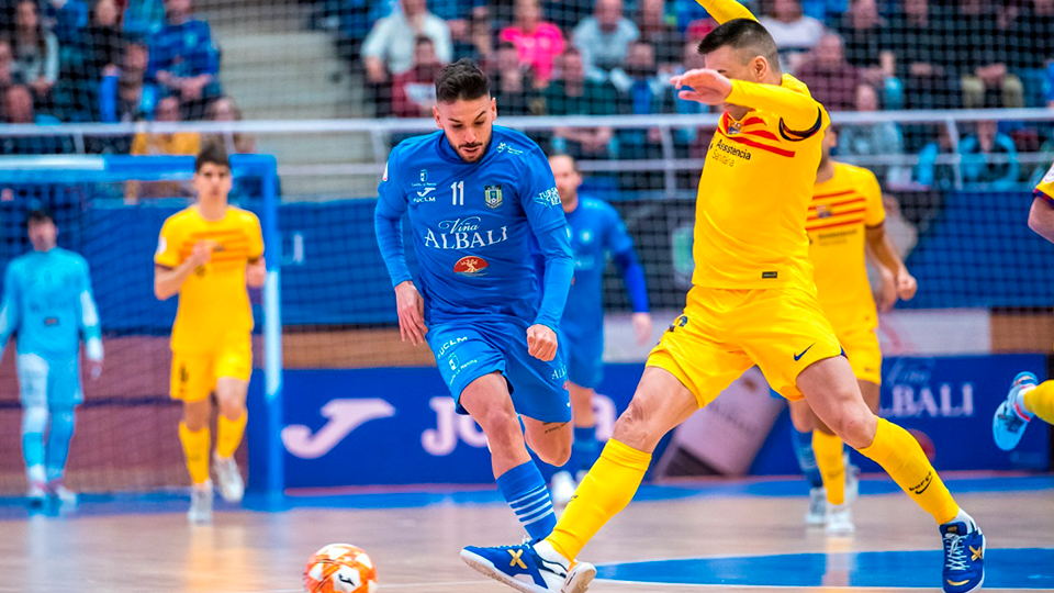 Ivi, jugador de Viña Albali Valdepeñas, en el partido contra el Barça