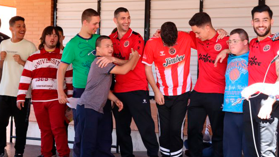 Raúl Jerez, Jesús Izquierdo y Waltinho, en el Colegio de Educación Especial Primitiva López