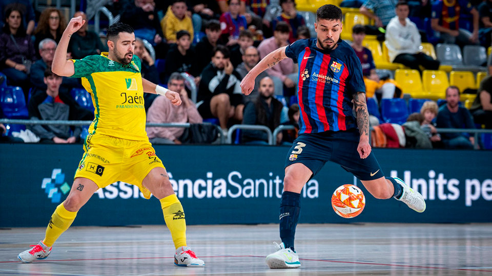 Matheus, jugador del Barça, frente a Chino, de Jaén FS