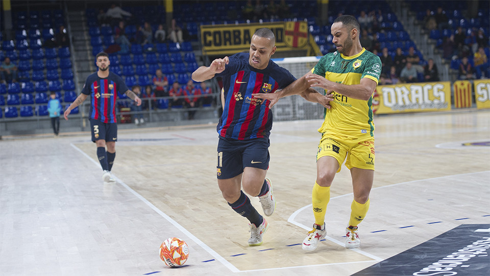 Ferrao, del Barça, conduce el balón presionado por Attos, de Jaén FS